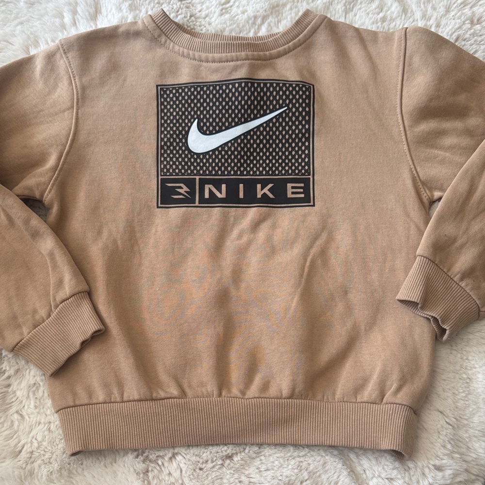Nike Boys Size 5/6 Tan Graphic Swoosh Crewneck Sweatshirt